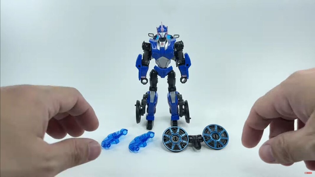 Transformers Legacy Prime Arcee In Hand Image  (21 of 23)